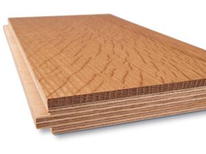 Een multiplank vloer bestaat uit een kruislings verlijmde multiplex onderlaag met daarboven een dikkere, massieve houten toplaag.